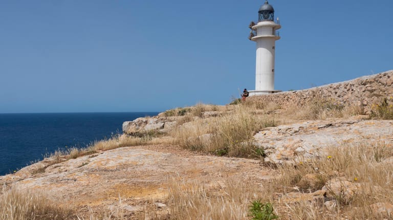 Aussicht: Über dem Kap Barbaria im Süden Formenteras steht ein einsamer Leuchtturm.