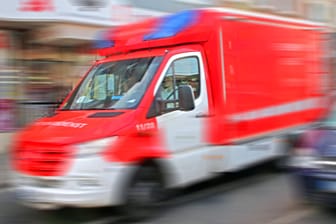 Ein Rettungsdienst während der Fahrt (Symbolbild): Nach einer Verpuffung ist ein Dreijähriger in Hagen verletzt worden.