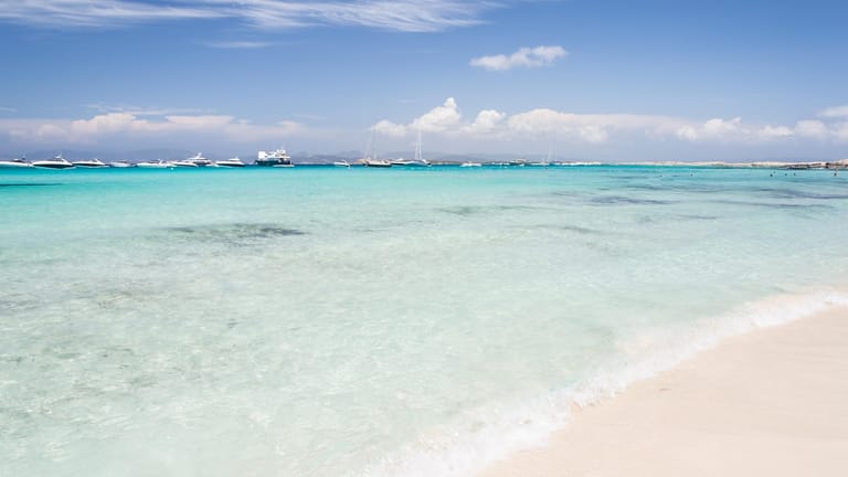Urlaub: Kristallklares Wasser am Illetes beach auf Formentera.