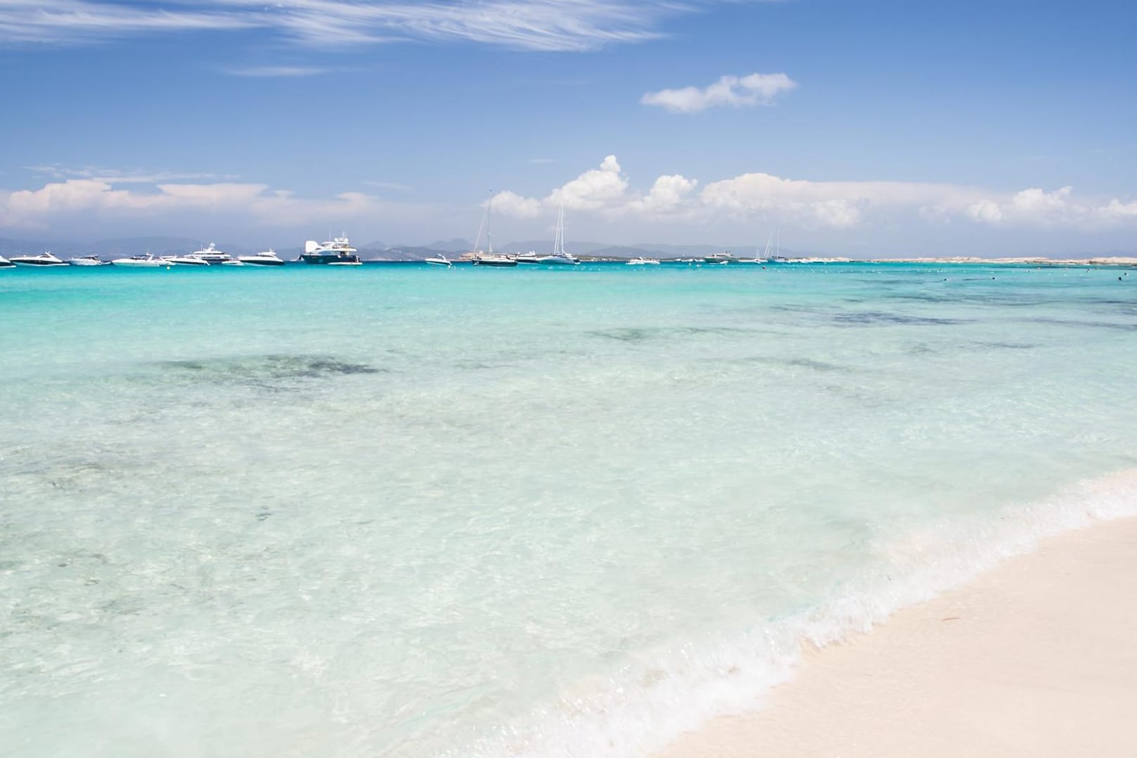 Urlaub: Kristallklares Wasser am Illetes beach auf Formentera.