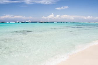 Urlaub: Kristallklares Wasser am Illetes beach auf Formentera.