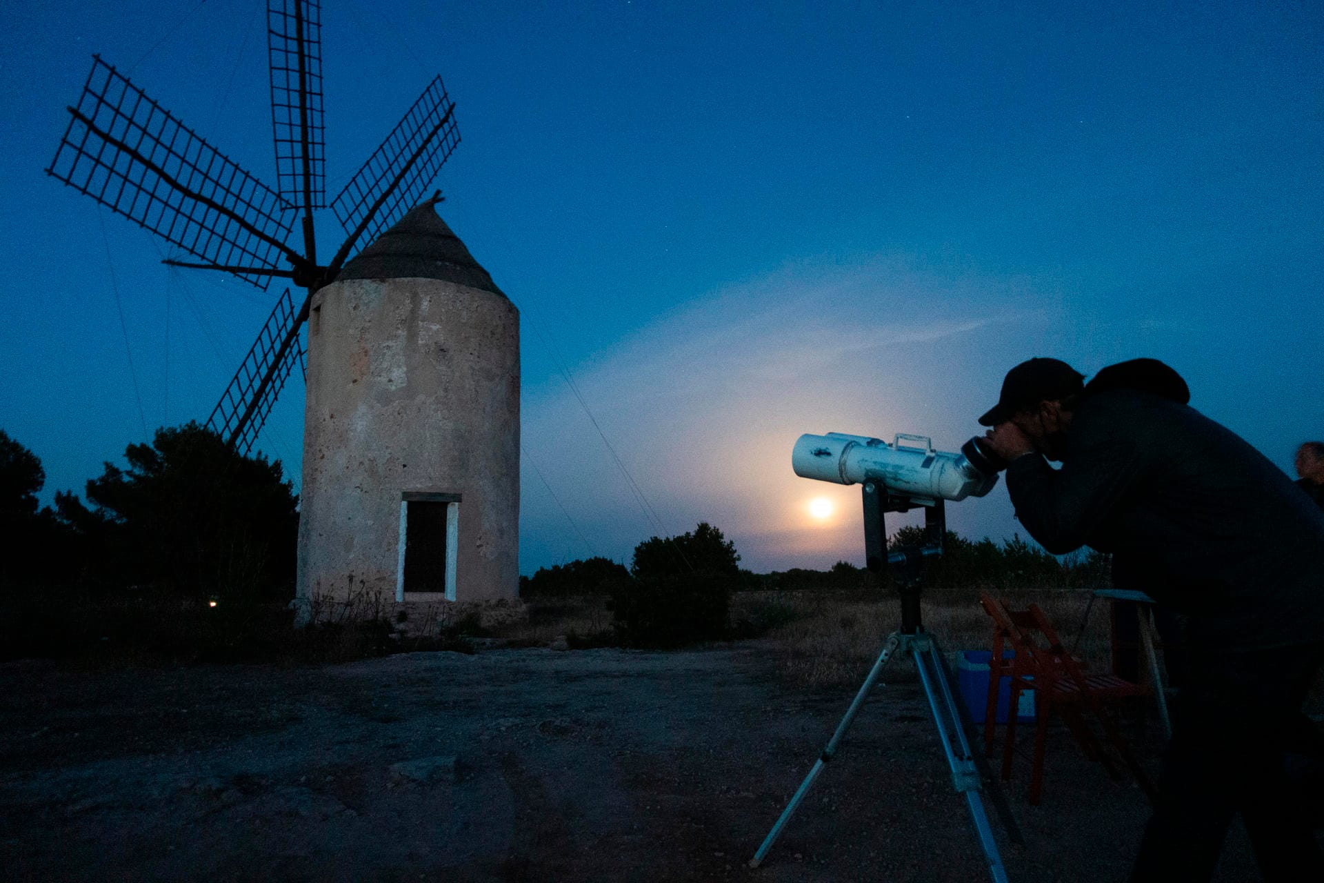Himmelsbeobachtung: Treffen der Astronomischen Vereinigung nahe der alten Windmühle von El Pilar de la Mola.