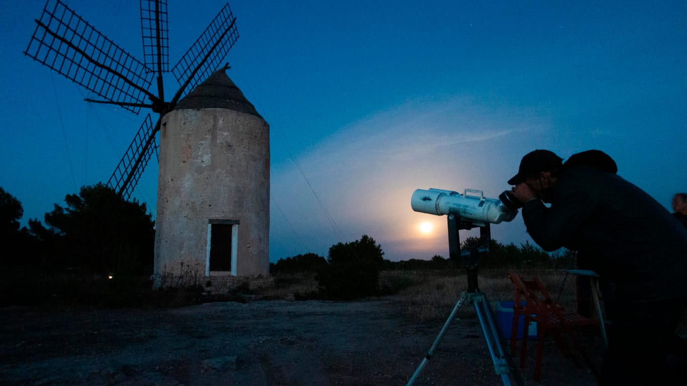 Himmelsbeobachtung: Treffen der Astronomischen Vereinigung nahe der alten Windmühle von El Pilar de la Mola.