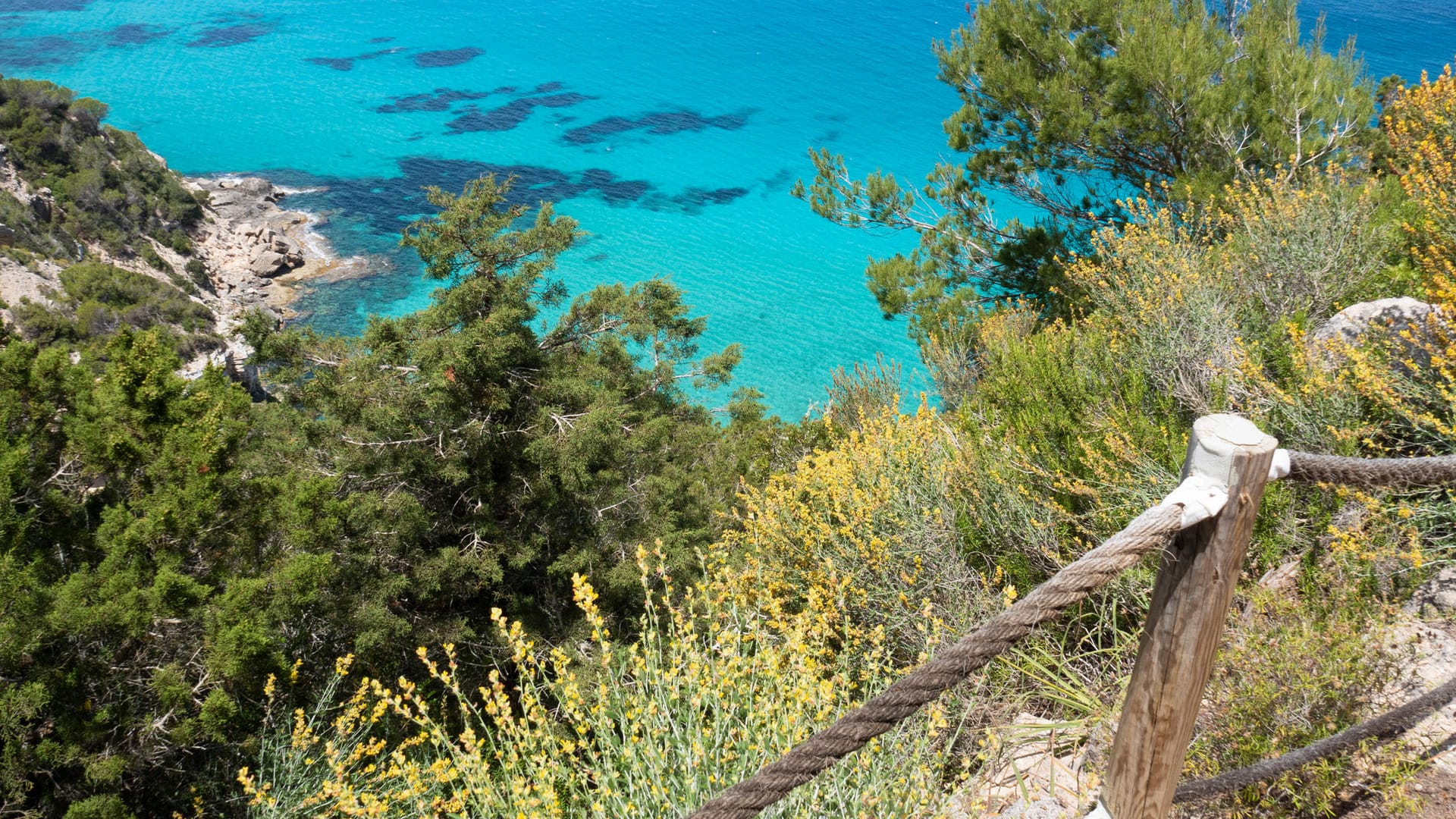 Aktivurlaub: Unten das Türkis des Mittelmeeres: Ausblick vom Wanderweg Cami· de sa Pujada.