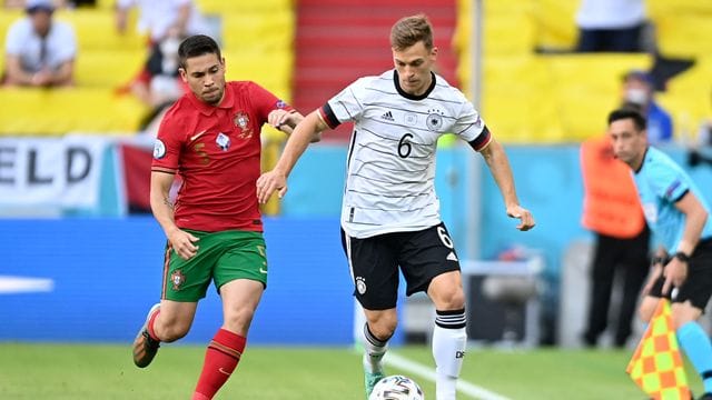 Hatte einen Top-Start in die EM - dann ein unglückliches Spiel gegen Deutschland: Raphael Guerreiro (l).