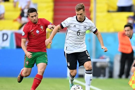 Hatte einen Top-Start in die EM - dann ein unglückliches Spiel gegen Deutschland: Raphael Guerreiro (l).