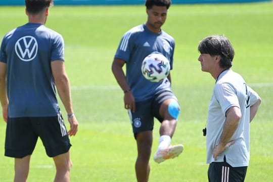 Bundestrainer Joachim Löw (r) musste im Montags-Training auf drei wichtige Spieler verzichten.