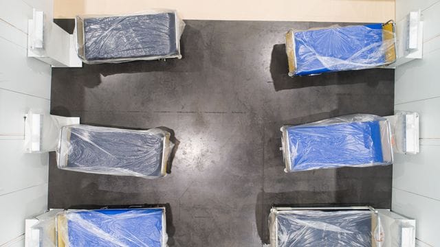 Krankenhausbetten stehen in einer Messehalle auf dem Messegelände Hannover (Archivbild): Die Klinik wurde nicht genutzt. Krankenhausbetten stehen in einer Messehalle auf dem Messegelände Hannover (Archivbild): Die Klinik wurde nicht genutzt.