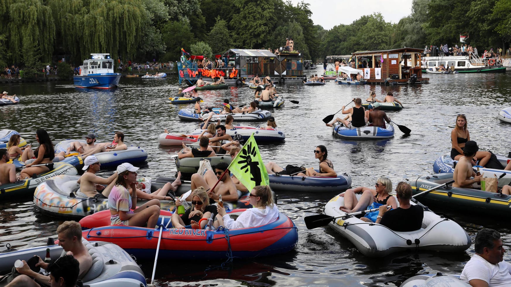 Mitglieder der Berliner Party- und Klubszene auf dem Landwehrkanal in Berlin: Sie haben mit der Demonstration auf dem Wasser auf die Situation der Clubs in der Corona-Pandemie aufmerksam gemacht. Mitglieder der Berliner Party- und Klubszene auf dem Landwehrkanal in Berlin: Sie haben mit der Demonstration auf dem Wasser auf die Situation der Clubs in der Corona-Pandemie aufmerksam gemacht.