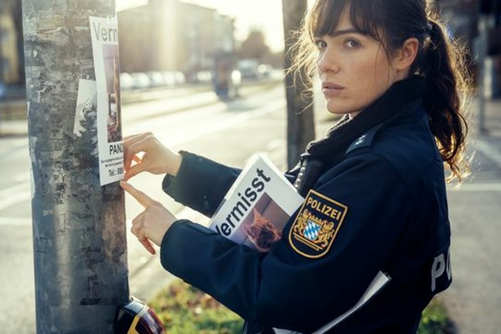 Bessie (Verena Altenberger) hängt Katzensteckbriefe auf in einer Szene aus "Polizeiruf 110: Frau Schrödingers Katze" (undatierte Aufnahme).