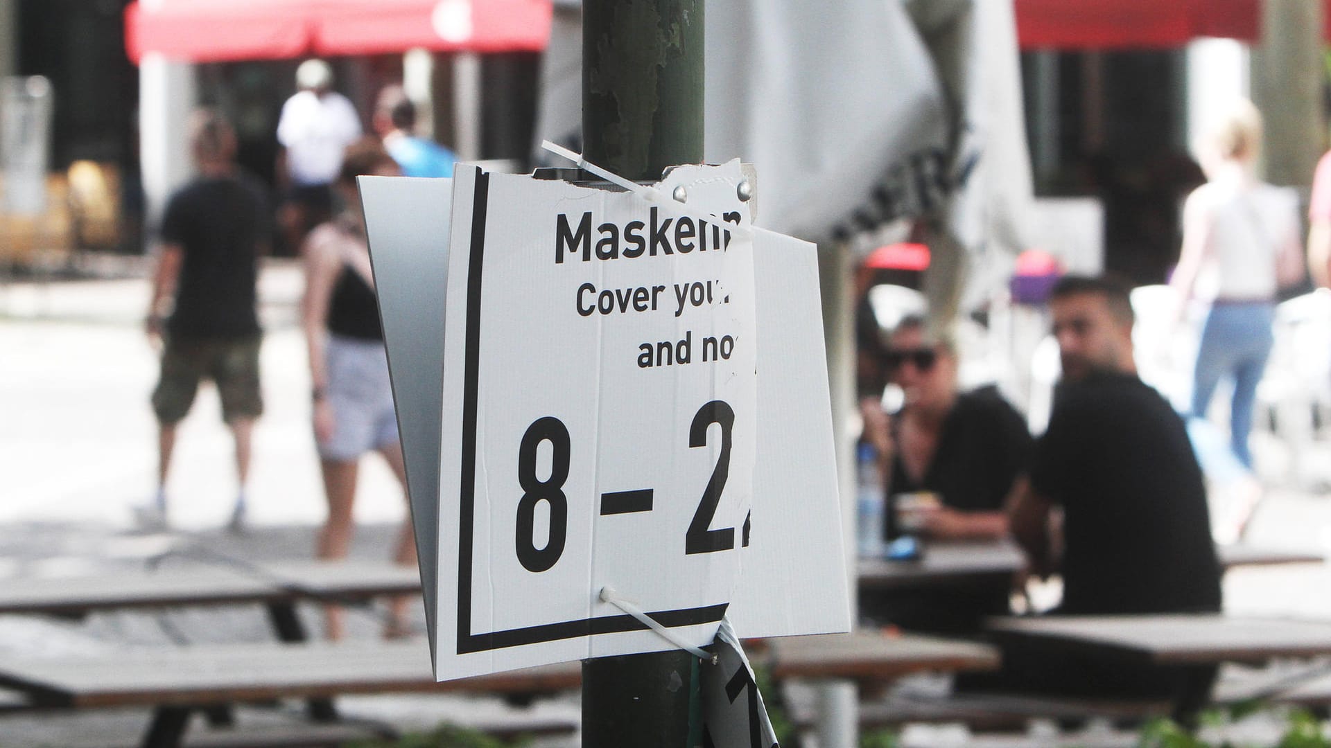 Ein zerstörtes Maskenpflicht-Schild (Symbolbild): In NRW fällt draußen die Maskenpflicht weitgehend.