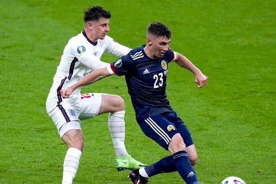 Der Schotte Billy Gilmour (r) wurde positiv auf das Coronavirus getestet.