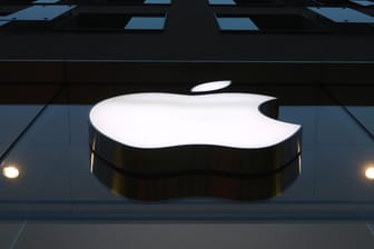 Apple-Logo an einem Geschäft in München: Wettbewerbshüter prüfen das Unternehmen jetzt