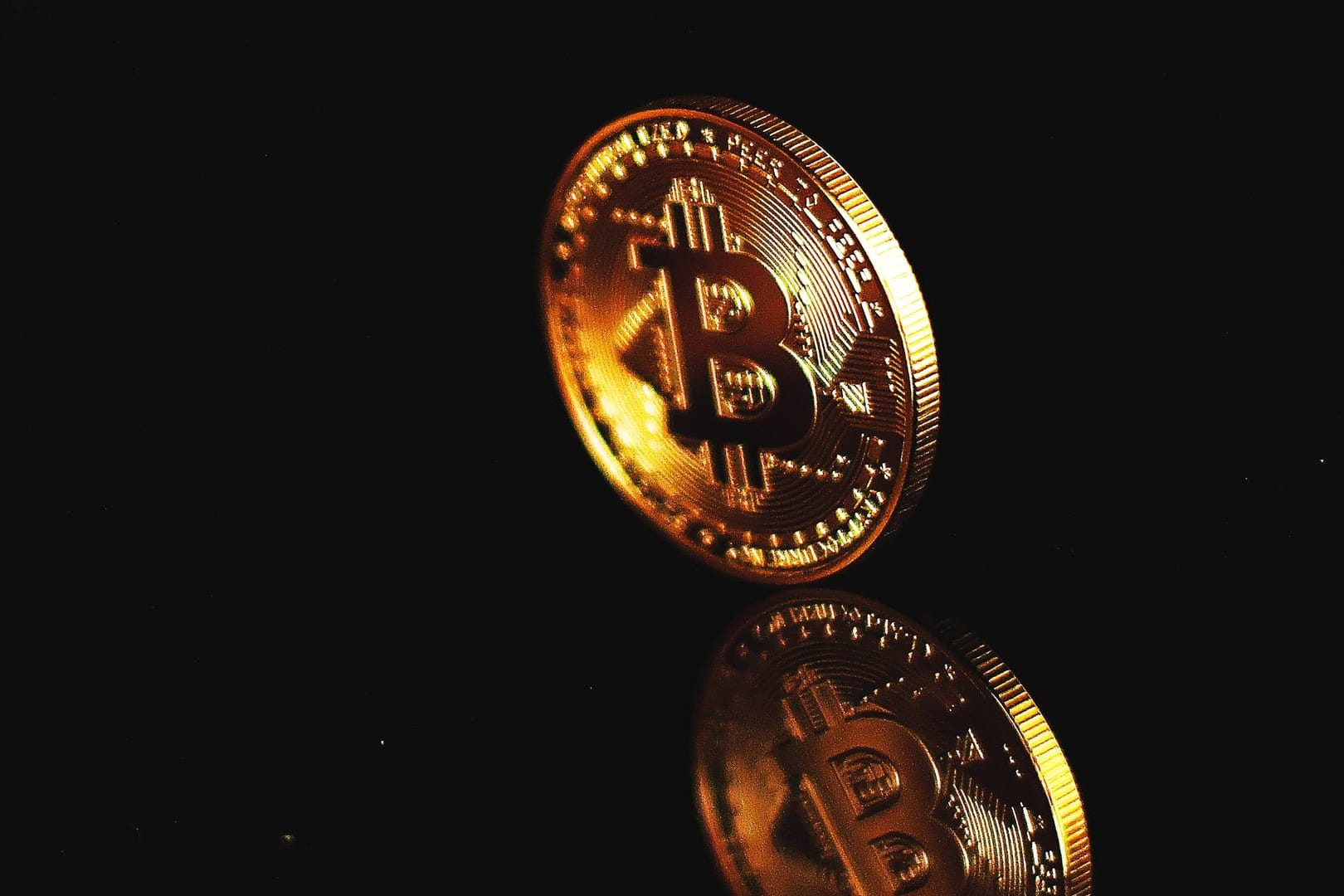 Auf der Kippe: Der Bitcoin-Kurs gerät nach seinem vergangenen Höhenrausch nun in eine ganz schöne Schieflage. Das hat viele Gründe.