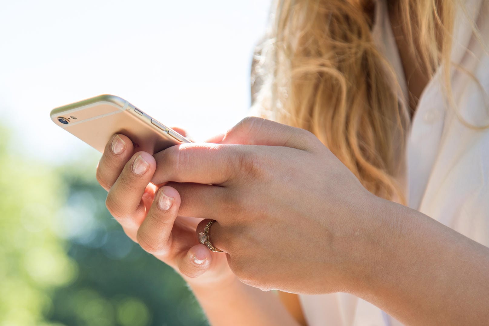 Eine Frau am Smartphone (Symbolbild): Vorsicht vor Betrugs-SMS.