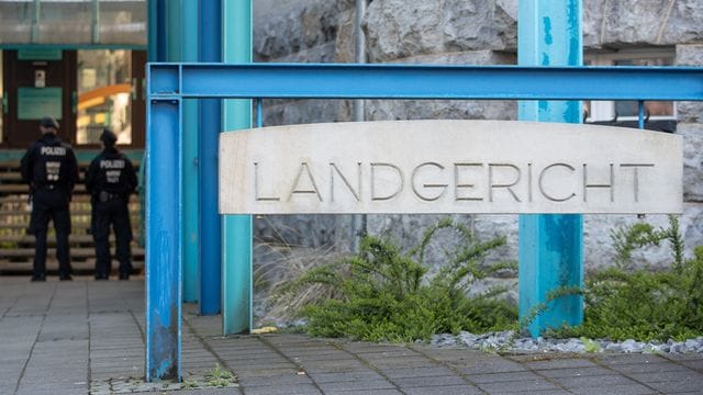 Ein Schild am "Landgericht" in Bielefeld (Archivbild): Heute ging der Prozess um die mutmaßlichen Vergewaltigungen in einer Klinik weiter.