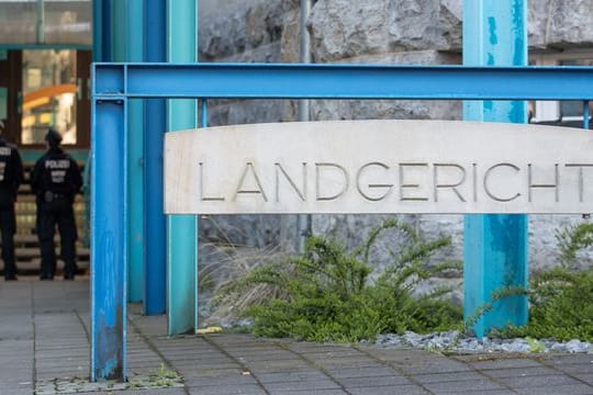 Ein Schild am "Landgericht" in Bielefeld (Archivbild): Heute ging der Prozess um die mutmaßlichen Vergewaltigungen in einer Klinik weiter.