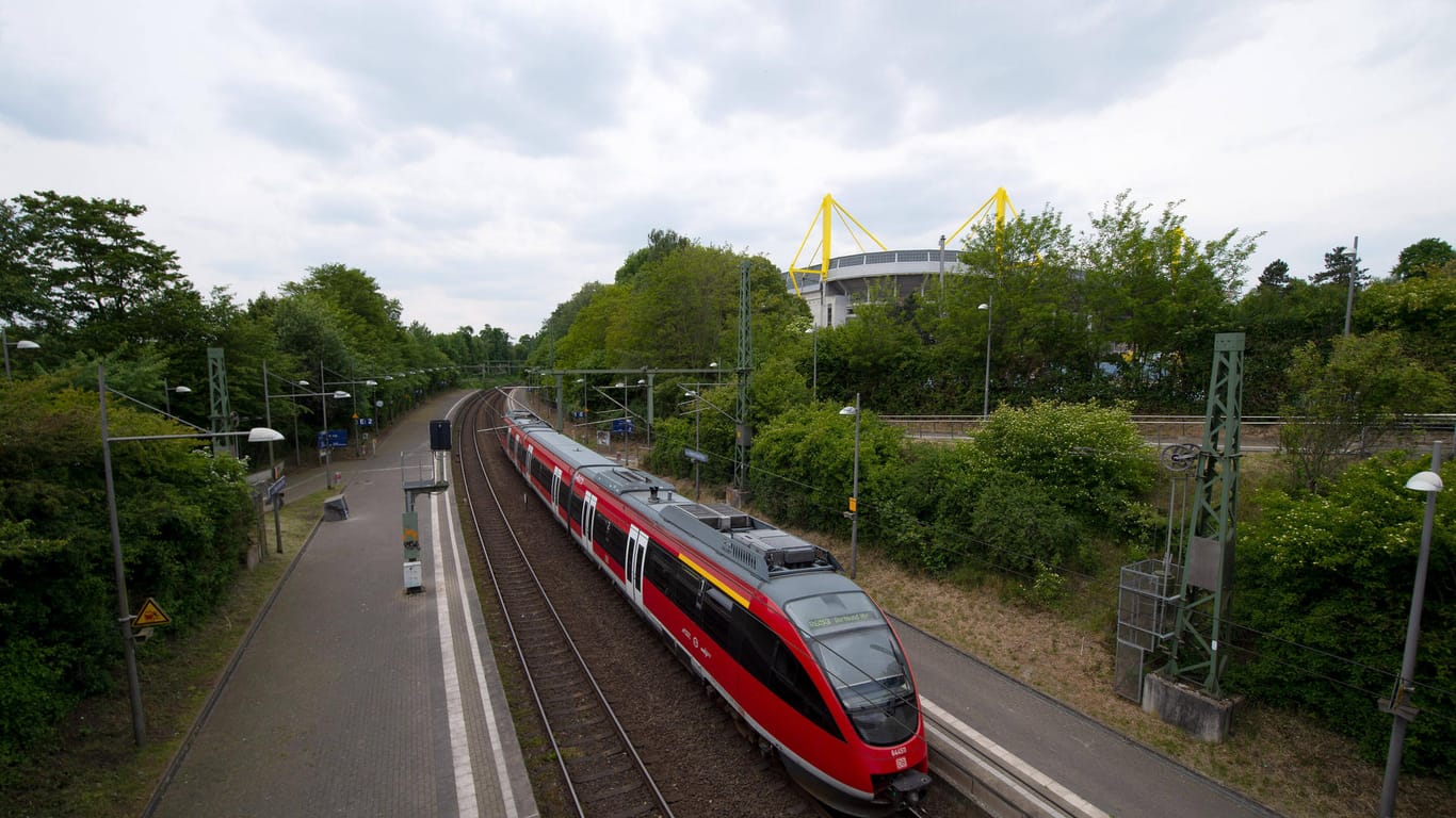 Eine S-Bahn vor dem Signal-Iduna-Park (Archivbild): Mit einer Eintrittskarte für ein Spiel des BVB sollen Fans im ÖPNV von NRW kostenlos anreisen können.