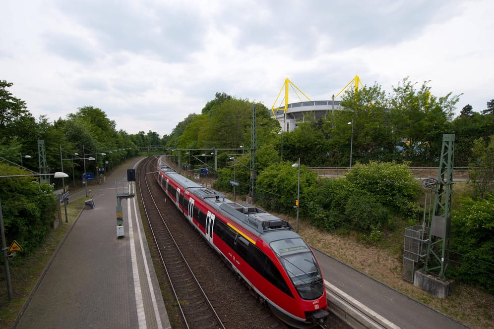Eine S-Bahn vor dem Signal-Iduna-Park (Archivbild): Mit einer Eintrittskarte für ein Spiel des BVB sollen Fans im ÖPNV von NRW kostenlos anreisen können.