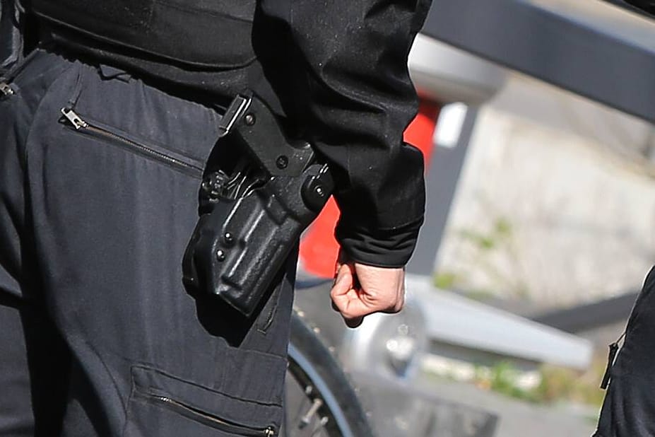 Polizisten bei einem Einsatz (Symbolbild): Ein Universitätsmitarbeiter russischer Herkunft ist wegen Spionageverdachts verhaftet worden.