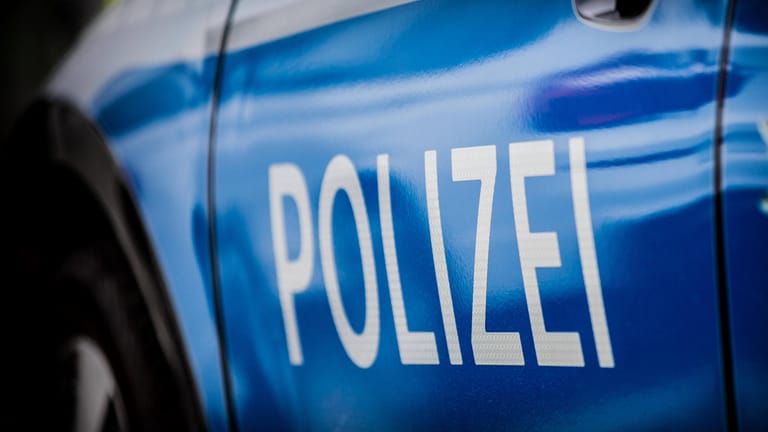 Ein Einsatzfahrzeug der Polizei (Symbolbild): Beamte haben eine Party mit 50 Gästen bei Erftstadt aufgelöst.