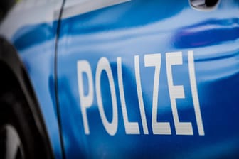 Ein Einsatzfahrzeug der Polizei (Symbolbild): Beamte haben eine Party mit 50 Gästen bei Erftstadt aufgelöst.
