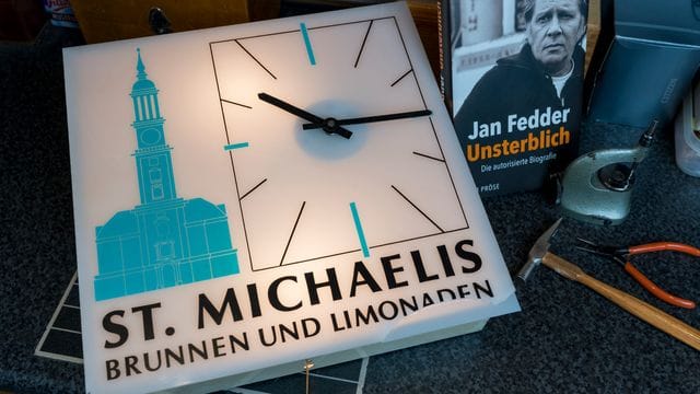 Eine Küchenuhr aus dem Nachlass des 2019 gestorbenen Hamburger Schauspielers Jan Fedder (Archivbild): Sie stand auf seinem Bauerhof in der Küche.