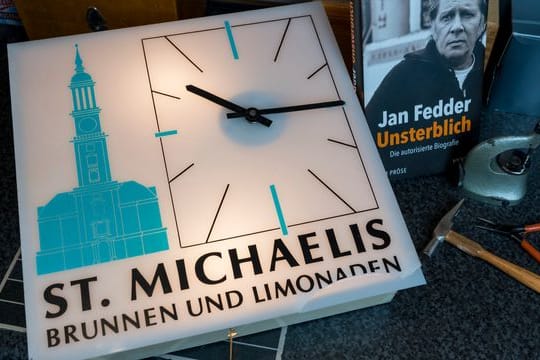 Eine Küchenuhr aus dem Nachlass des 2019 gestorbenen Hamburger Schauspielers Jan Fedder (Archivbild): Sie stand auf seinem Bauerhof in der Küche.