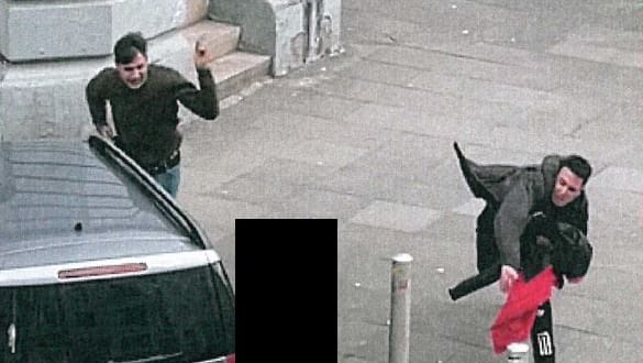 Die Polizei sucht diese beiden Männer: Sie sollen einen 23-Jährigen im April verletzt haben. Die Polizei sucht diese beiden Männer: Sie sollen einen 23-Jährigen im April verletzt haben.