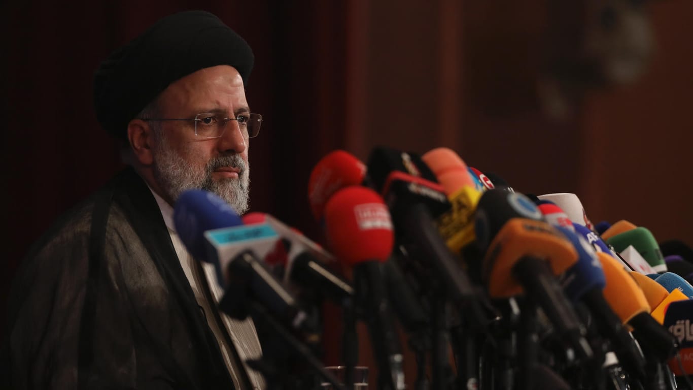 Iran's neuer Präsident Ebrahim Raeissi: "Biden muss als erstes alle Sanktionen aufheben, um die USA im Iran wieder glaubwürdig erschienen zu lassen"