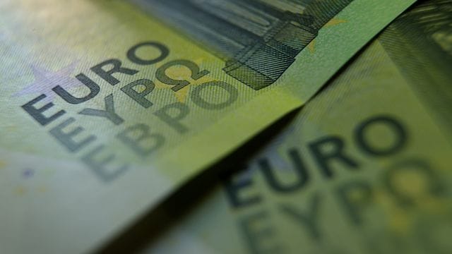 Um Negativzinsen zu umgehen, horten immer mehr Menschen Bargeld.