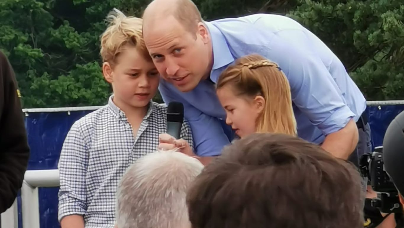 Prinz William mit seinen Kindern Prinz George und Prinzessin Charlotte bei einem Spendenlauf: Die drei haben das Startsignal für die Teilnehmerinnen und Teilnehmer gegeben.