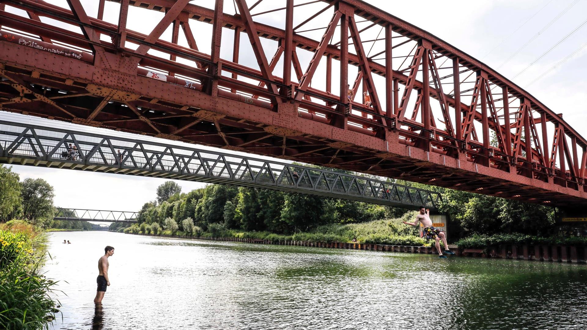 Der Rhein-Herne-Kanal (Archivbild): Jugendliche behinderten hier den Schiffverkehr. Der Rhein-Herne-Kanal (Archivbild): Jugendliche behinderten hier den Schiffverkehr.