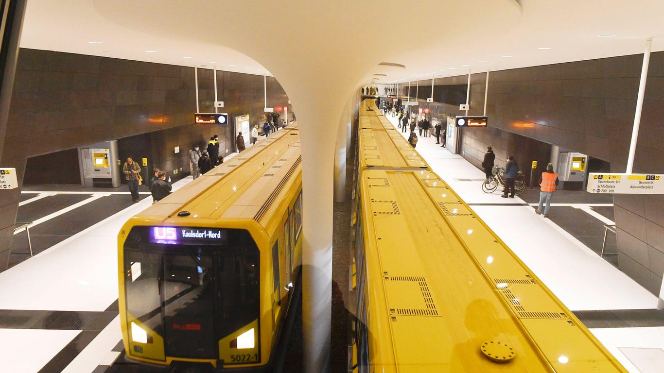 U-Bahnen der Linien U5 fahren durch einen Bahnhof (Archivbild): Der neue Bahnhof ist Teil des Großprojekts U5.
