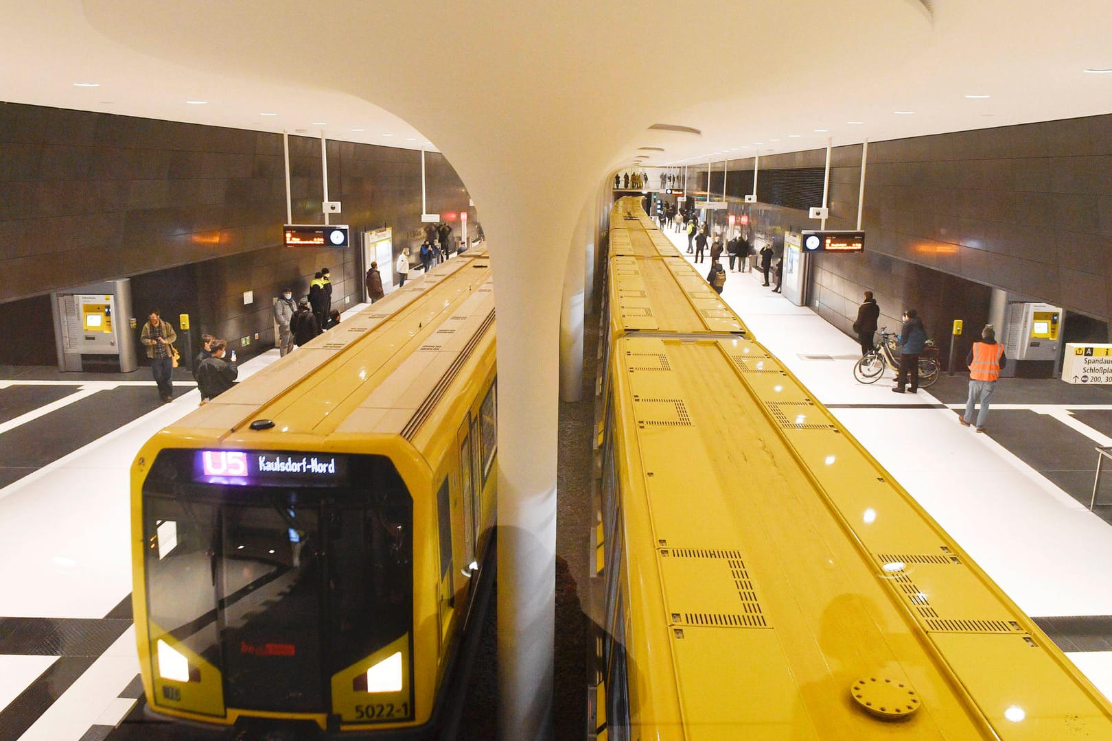 U-Bahnen der Linien U5 fahren durch einen Bahnhof (Archivbild): Der neue Bahnhof ist Teil des Großprojekts U5.