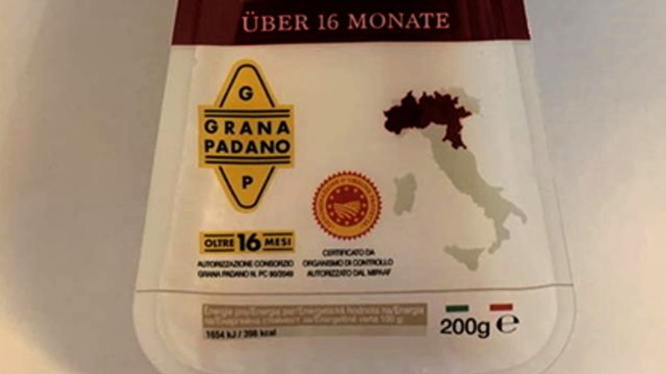 Wegen eines falschen Etiketts auf der Rückseite ruft die Firma Colla Spa das Produkt "Grana Padano, 16 Monate gereift, 200g" zurück.
