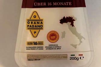 Wegen eines falschen Etiketts auf der Rückseite ruft die Firma Colla Spa das Produkt "Grana Padano, 16 Monate gereift, 200g" zurück.