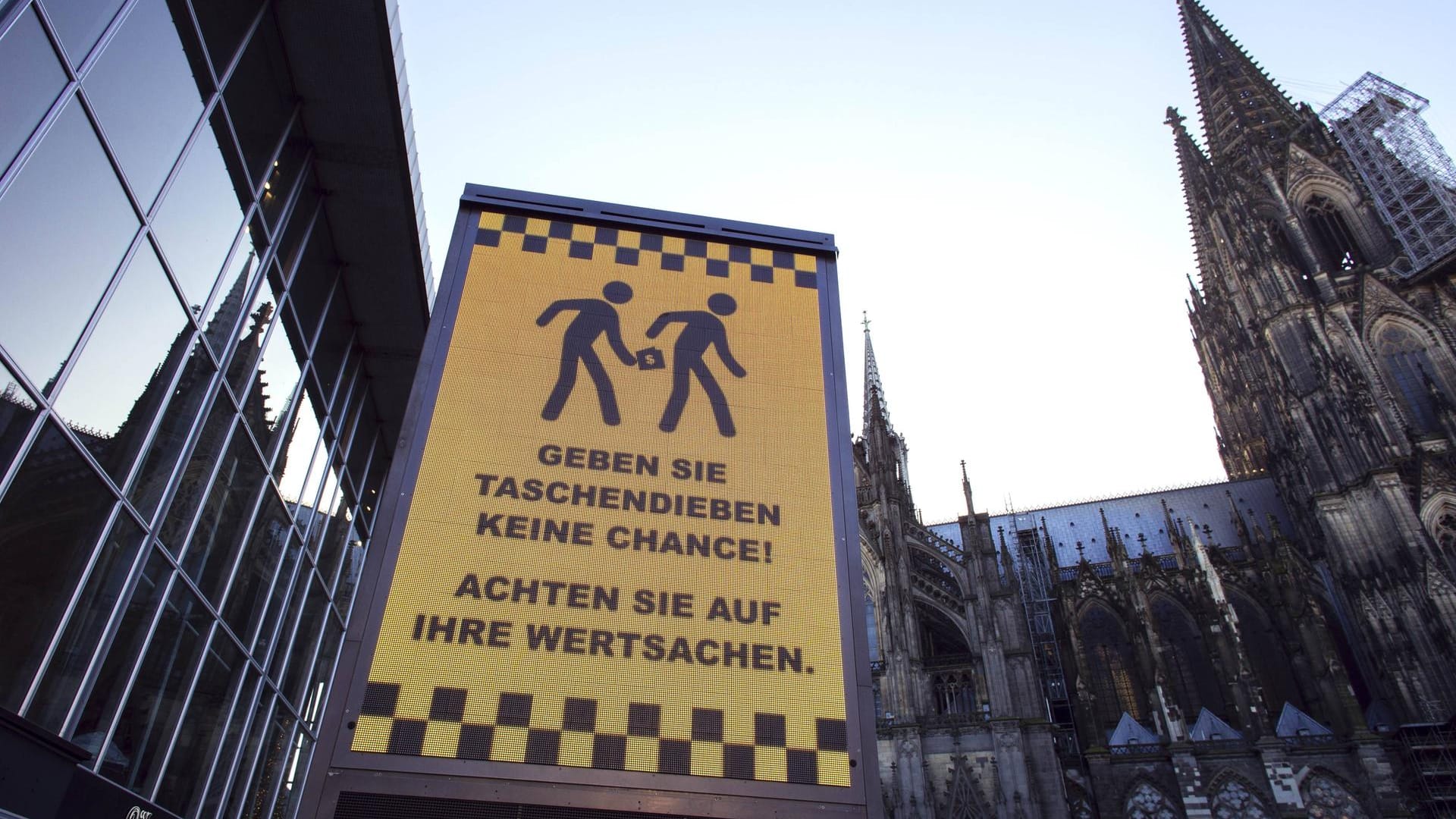 Eine Warntafel am Kölner Hauptbahnhof (Archivbild): In der Innenstadt hat ein Trickdieb einem Köln-Besucher die Armbanduhr gestohlen. Eine Warntafel am Kölner Hauptbahnhof (Archivbild): In der Innenstadt hat ein Trickdieb einem Köln-Besucher die Armbanduhr gestohlen.