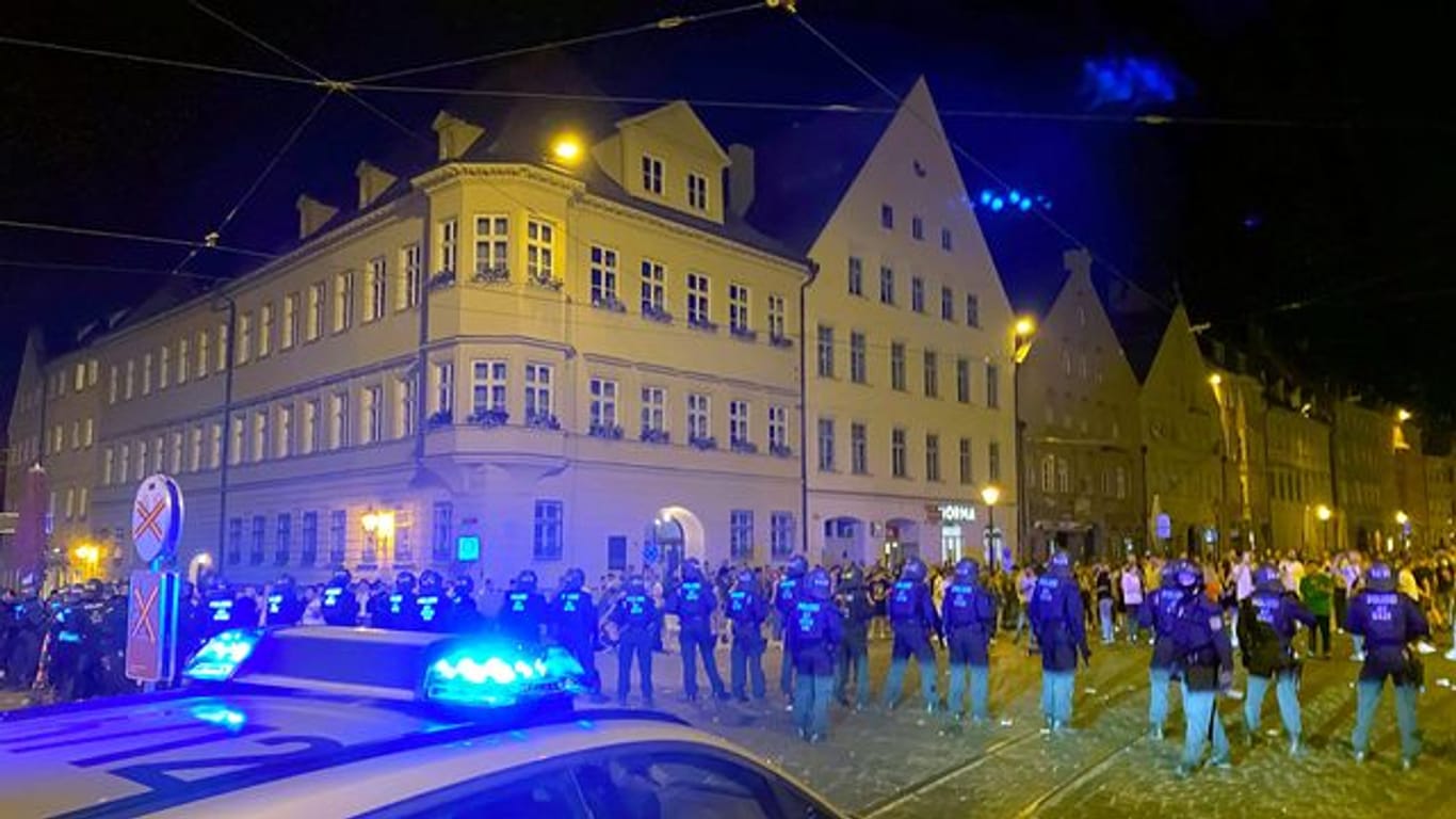 Polizei will nach Krawallnacht Täter rasch identifizieren
