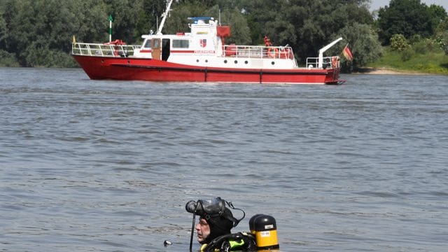 Ein Taucher der Feuerwehr schwimmt im Rhein