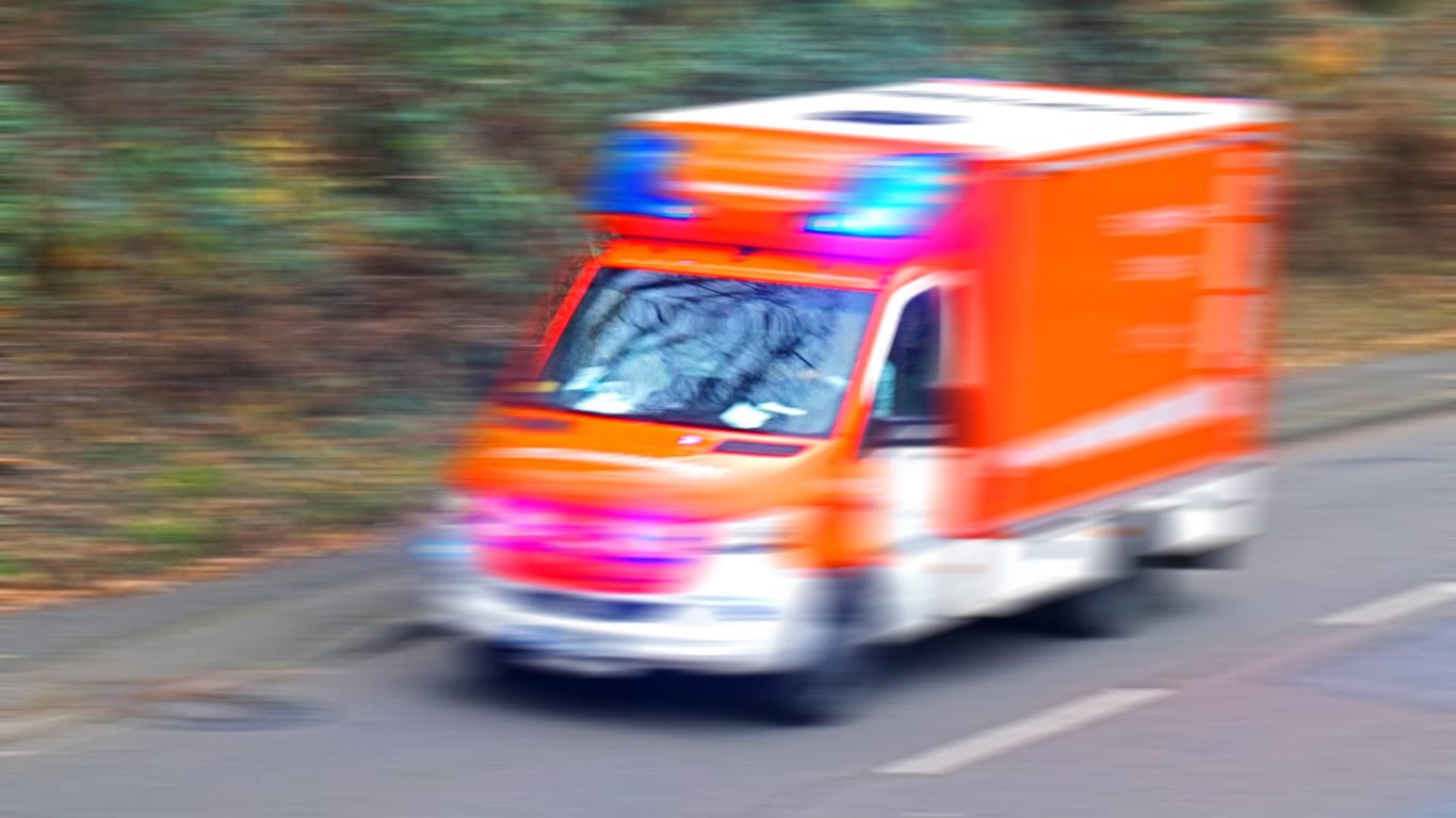 Ein Rettungswagen während der Fahrt (Symbolbild): Der Kradfahrer starb im Krankenhaus in Kiel.
