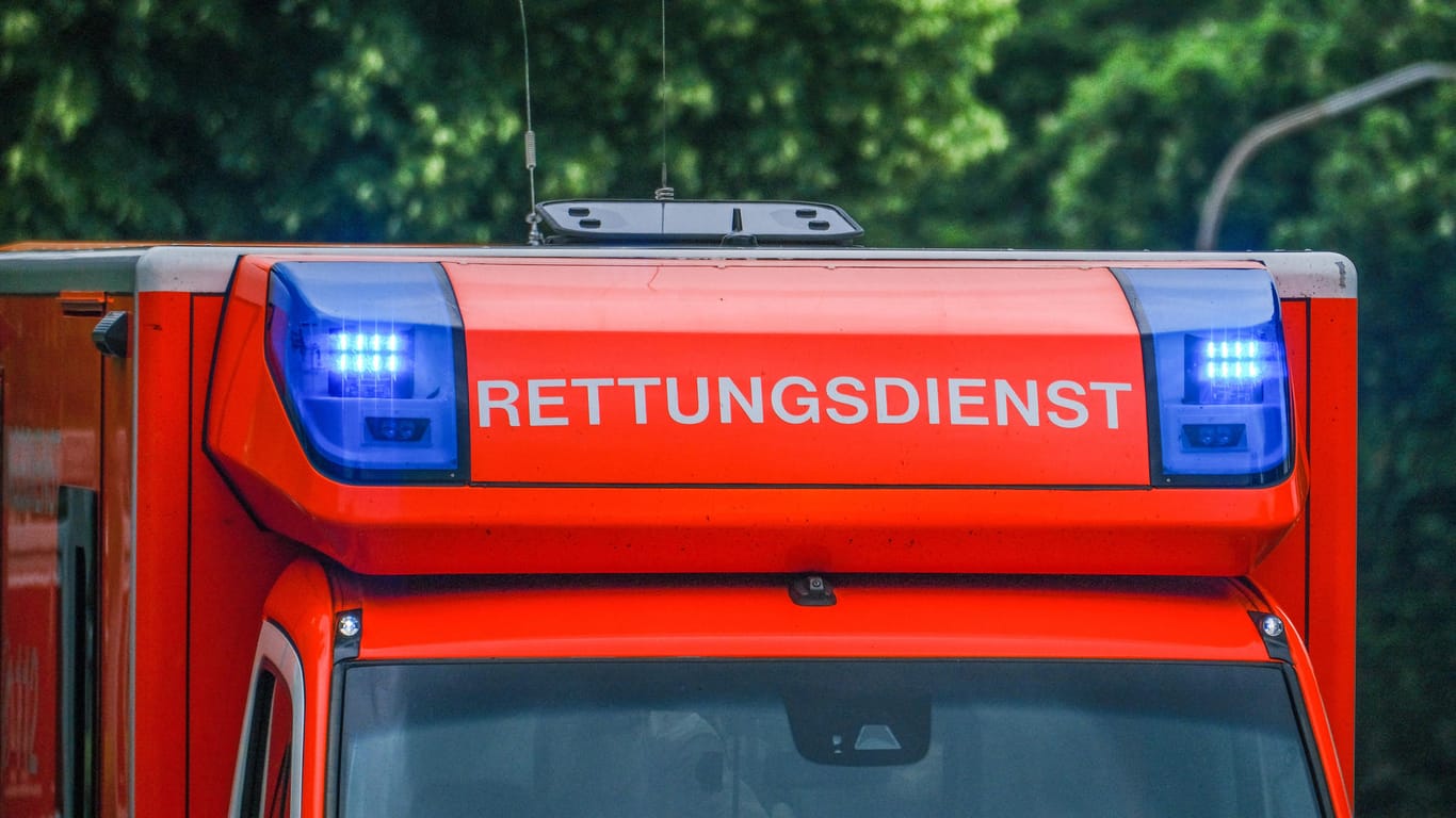 Blaulicht eines Rettungswagens (Symbolbild): In Steinau ist ein Mann durch einen Zug getötet worden.
