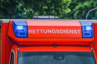 Blaulicht eines Rettungswagens (Symbolbild): In Steinau ist ein Mann durch einen Zug getötet worden.