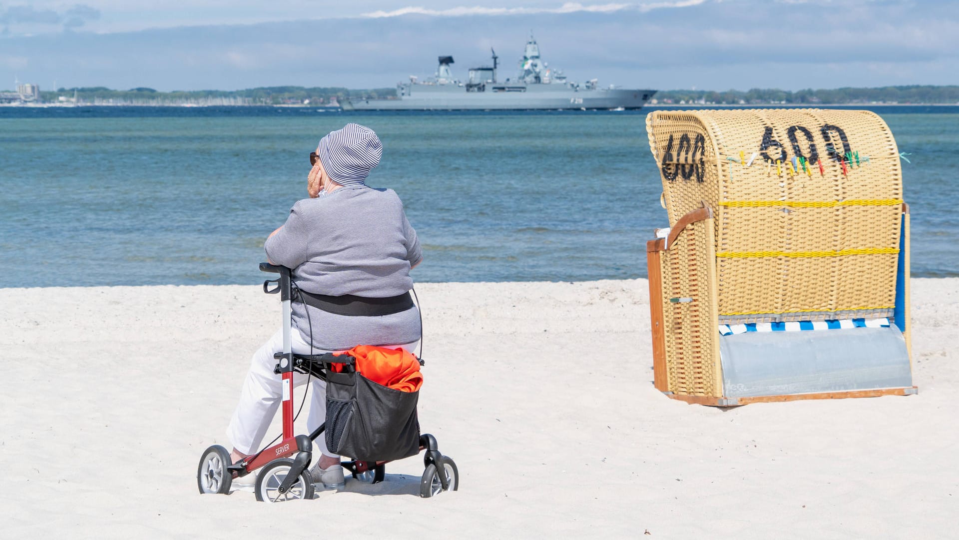 Eine Rentnerin an der Kieler Förde (Symbolbild): Die Rente ist ein Wahlkampfschlager.