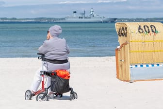 Eine Rentnerin an der Kieler Förde (Symbolbild): Die Rente ist ein Wahlkampfschlager.
