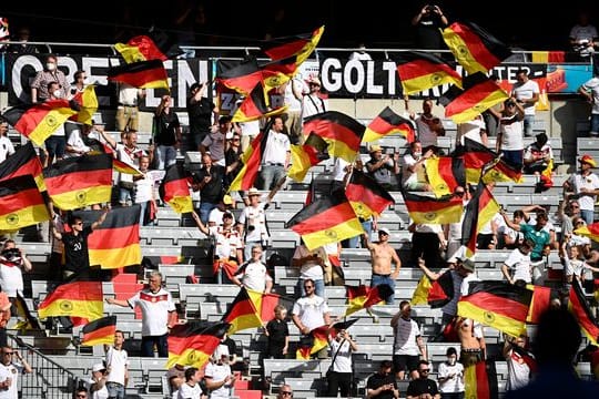 Von Masken ist bei den deutschen Fans auf der Tribüne vor dem Spiel gegen Portugal nicht viel zu sehen.