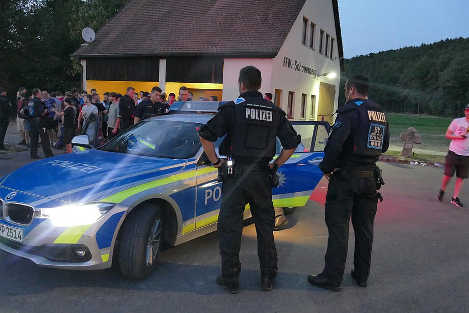 Einsatz in Altschauerberg: Das Foto entstand bei einer verbotenen Demo gegen den Youtuber. Jetzt gelten noch mehr Verbote in dem Ortsteil der Marktgemeinde Emskirchen – in der Hoffnung, dass es ruhiger wird (Archivfoto).