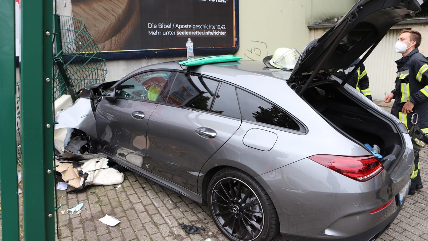 Der Unfallort: Ein Mercedes ist in eine Hauswand gekracht.