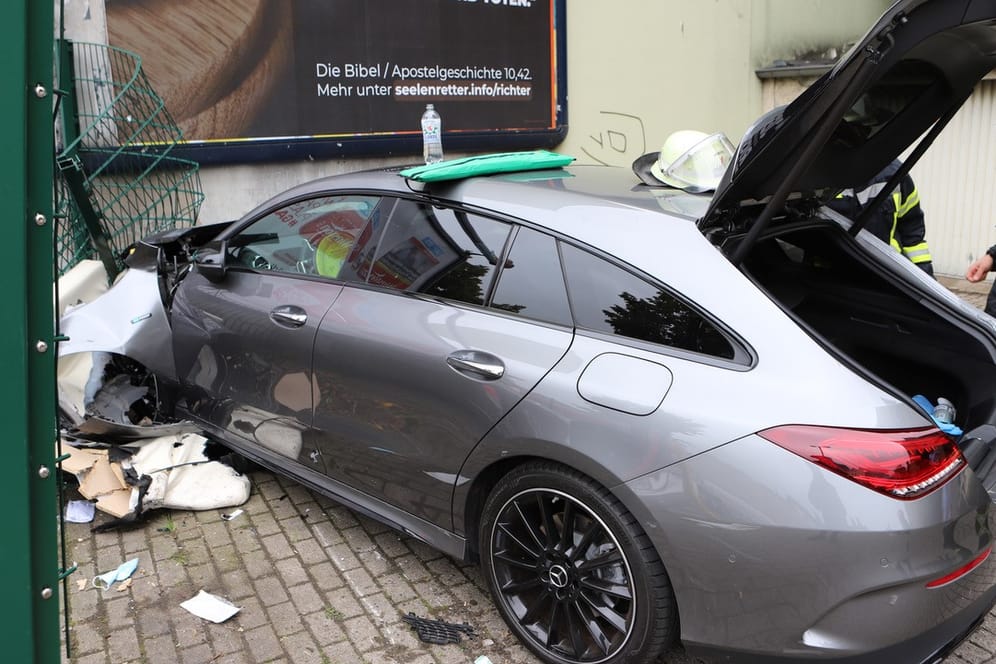 Der Unfallort: Ein Mercedes ist in eine Hauswand gekracht.