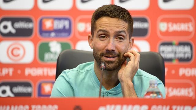 Joao Moutinho sitzt bei der Pressekonferenz im Team-Camp Portugals auf dem Podium.